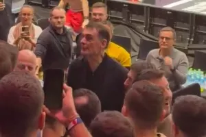 (Βίντεο) Οπαδός έβρισε τον Μπαρτζώκα και αυτός ανέβηκε στην εξέδρα