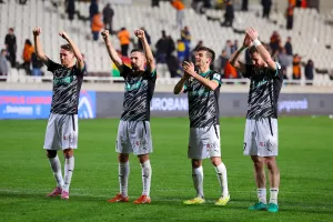 (Φώτος) Μπροστά στο πέταλο του κόσμου της... πανηγύρισε η ΑΕΚ