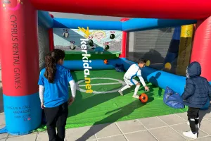 (Φώτος kerkida) Fan Zone με καρναβαλίστικη διάθεση