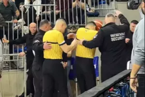 (Βίντεο) Επεισοδιακός ο ημιτελικός κυπέλλου Σερβίας... Διακοπή για ρήξη αντικειμένων στους ρεφ