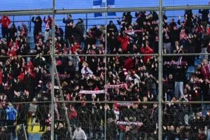 Kατακόκκινο το «Θεόδωρος Κολοκοτρώνης» από την... απόβαση των φίλων του Ολυμπιακού!