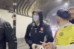 Ο Κόουλ Πάλμερ είπε “όχι” σε αυτόγραφο οπαδού με φανέλα μισή Τσέλσι – μισή Άρσεναλ