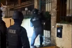 (ΒΙΝΤΕΟ) Καρέ καρέ επιχείρηση για εξάρθρωση σπείρας ναρκωτικών 