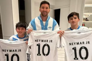 Φανέλες της Σάντος με το θρυλικό “10”