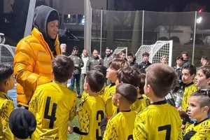 Η έκπληξη τους στους μικρούς ποδοσφαιριστές των ακαδημιών