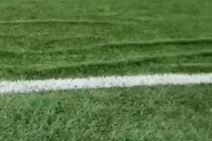 Ανησυχία στους νερατζούρι για πιθανούς τραυματισμούς λόγω του αγωνιστικού χώρου