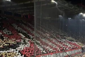 Το ερυθρόλευκο κορεό και το πανό για φανέλα δοξασμένη