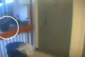 Αρχεία Έπσταϊν: Η στιγμή που οι σωφρονιστικοί υπάλληλοι τον εντοπίζουν νεκρό στο κελί του