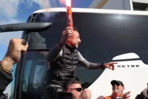 (Βίντεο) Ο Κόντης με καπνογόνο στους ώμους οπαδού!
