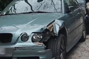 Συνελήφθη μεθυσμένη 36χρονη τραγουδίστρια που παρέσυρε 5 σταθμευμένα οχήματα 