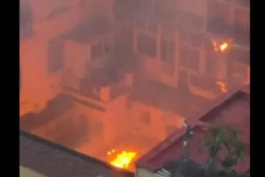 Πυρκαγιά κατέστρεψε το θέατρο Σανατζάρο της Νάπολης