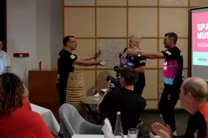 Βίντεο/Ο Καρσέδο, χόρεψε Macarena μπροστά σε όλη την ομάδα!