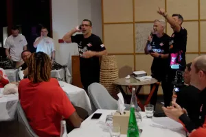 Βίντεο/Ο Καρσέδο, χόρεψε Macarena μπροστά σε όλη την ομάδα!