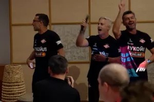 Βίντεο/Ο Καρσέδο, χόρεψε Macarena μπροστά σε όλη την ομάδα!