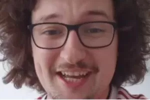 Χαμός στο live του πιο διάσημου fan της Γιουνάιτεντ - Ξεπέρασε τους 100.000 θεατές