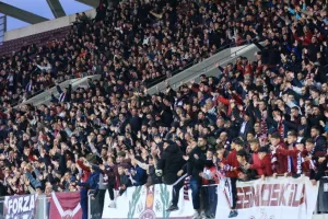 Οπαδός έριξε σακούλα με ξηρούς καρπούς και… παγάκια στον διαιτητή