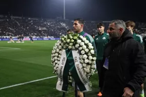 Οι παίκτες του Παναθηναϊκού τίμησαν τη μνήμη των 7/Χειροκρότησε ο κόσμος του ΠΑΟΚ