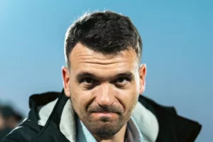 Συζητήσεις με Φλόρα για τον πάγκο