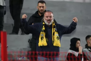 Με υψωμένες γροθιές πανηγύρισε ο Ηλιόπουλος το «διπλό» της ΑΕΚ στις Σέρρες
