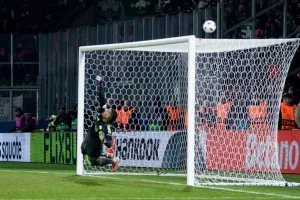 Ξεχώρισε τις επεμβάσεις του Λαφόν η UEFA