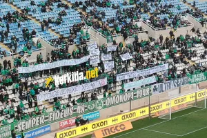 (Βίντεο kerkida.net) Συγκίνησαν οι Ομονοιάτες: Πανό και σιγή 7 λεπτών