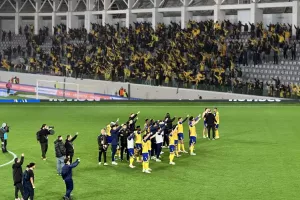 (Βίντεο kerkida) Υψωμένες γροθιές και ύμνο!