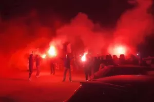 (Βίντεο) Χαμός στο προπονητικό-Υποδοχή... με τραγούδι και πυρσούς!