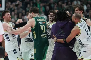 (Bίντεο) Γενική σύρραξη με το τέλος του ματς