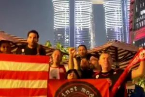 «Είσαι στο μυαλό κάτι μαγικό» από φίλους του Ολυμπιακού έξω από την Coca-Cola Arena του Ντουμπάι!
