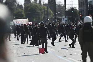 (Βίντεο-Φώτος) Επεισόδια στο Σύνταγμα στην πορεία για τα Τέμπη