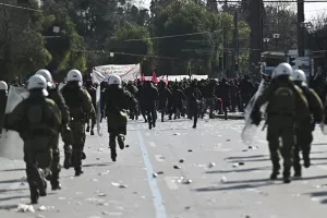 (Βίντεο-Φώτος) Επεισόδια στο Σύνταγμα στην πορεία για τα Τέμπη