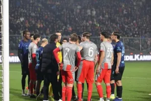 Συνελήφθη ο 19χρονος οπαδός που έριξε φωτοβολίδα στον Αουντέρο