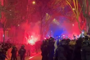Με σπασμένο παράθυρο έφτασε στο Καμπ Νου το πούλμαν