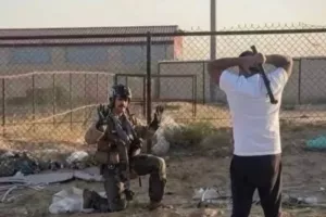 (Βίντεο) Κάτοικος απειλεί τον πιλότο του F-15 που καταρρίφθηκε στο Κουβέιτ
