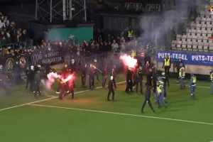 (Βίντεο) Σκηνές χάους και... εισβολή οπαδών