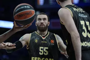 Ο Τζέιμς πήγε στο γήπεδο 30' πριν το τζάμπολ, δήλωσε διαθέσιμος και… έτρωγε σάντουιτς!