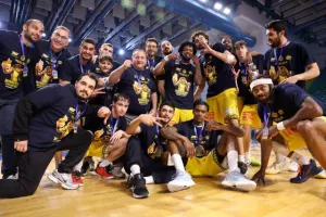 (ΒΙΝΤΕΟ/ΦΩΤΟΣ) Οι πανηγυρισμοί των κυπελλούχων