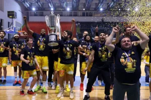 (ΒΙΝΤΕΟ/ΦΩΤΟΣ) Οι πανηγυρισμοί των κυπελλούχων