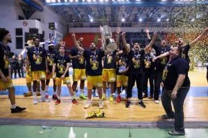 (ΒΙΝΤΕΟ/ΦΩΤΟΣ) Οι πανηγυρισμοί των κυπελλούχων