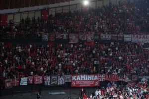 (Βίντεο) Φοβερή... "ερυθρόλευκη" ατμόσφαιρα στο "αιώνιο"!