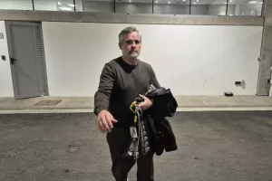 Δεν... φεύγει!
