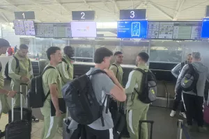 (Φώτος/Βίντεο kerkida) Η άφιξη της ΑΕΚ στο αεροδρόμιο 