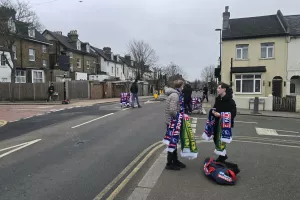 (Φώτος kerkida) Με καρότσια... έξω από το "Selhurst Park"