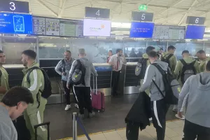(Φώτος/Βίντεο kerkida) Η άφιξη της ΑΕΚ στο αεροδρόμιο 