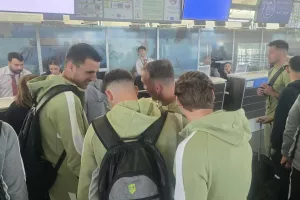 (Φώτος/Βίντεο kerkida) Η άφιξη της ΑΕΚ στο αεροδρόμιο 