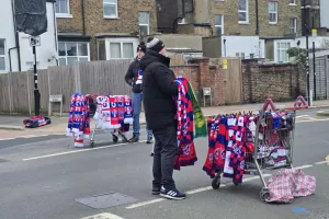 (Φώτος kerkida) Με καρότσια... έξω από το "Selhurst Park"