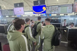 (Φώτος/Βίντεο kerkida) Η άφιξη της ΑΕΚ στο αεροδρόμιο 
