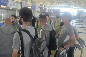 (Φώτος/Βίντεο kerkida) Η άφιξη της ΑΕΚ στο αεροδρόμιο 