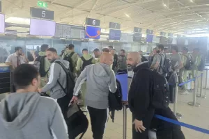 (Φώτος/Βίντεο kerkida) Η άφιξη της ΑΕΚ στο αεροδρόμιο 