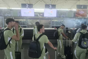 (Φώτος/Βίντεο kerkida) Η άφιξη της ΑΕΚ στο αεροδρόμιο 